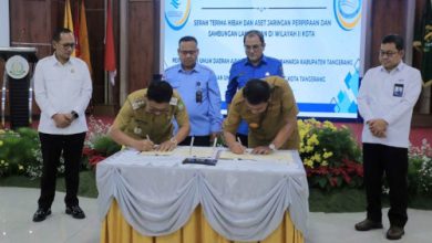 Penyerahan aset sambungan langganan air minum dari Kota Tangerang ke Kabupaten Tangerang. Foto: Antara