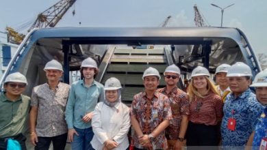 Hibah kapal penyedot sampah dari Band Coldplay. Foto: LKBN Antara