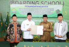 Walikota Serang, Syafrudin menyerahkan hibah tanah untuk dibangun MIN. Foto: Aden Hasanudin