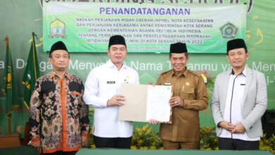 Walikota Serang, Syafrudin menyerahkan hibah tanah untuk dibangun MIN. Foto: Aden Hasanudin