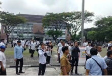 Pegawai honorer Pemkot Serang serbu Kantor Walikota Serang. Foto: Hendra Hermawan