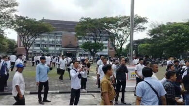 Pegawai honorer Pemkot Serang serbu Kantor Walikota Serang. Foto: Hendra Hermawan