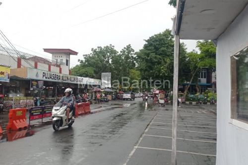 Suasana paska hujan sedang dan lebat di Alun-alun Kota Rangkasbitung. Foto: Antara