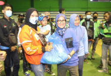 Ketua Partai Demokrat Banten, Iti Octavia Jayabaya sedang membagikan sembako ke pengemudi Ojol. Foto: Aden Hasanudin