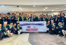 Karyawan JNE dan keluarga yang diberangkatkan umroh. Foto: Humas JNE