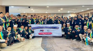 Karyawan JNE dan keluarga yang diberangkatkan umroh. Foto: Humas JNE