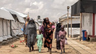 Ibu-ibu dan anak di sebuah rumah sakit di Chad, Sudan. Foto: Finbarr O’Reilly/VII Photo.