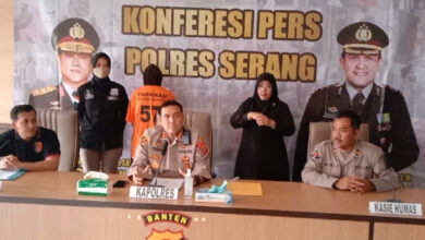 Konferensi penangkapan ibu pembuang bayi di tong sampah. Foto: Yono