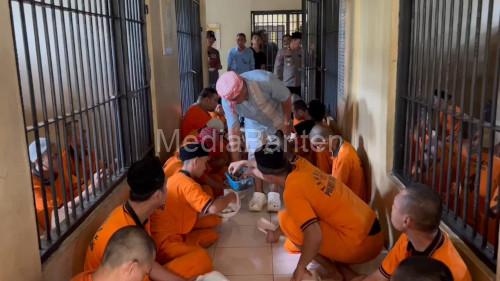 Suasana Idul Adha di penghuni tahanan Polres Serang. Foto: Yono