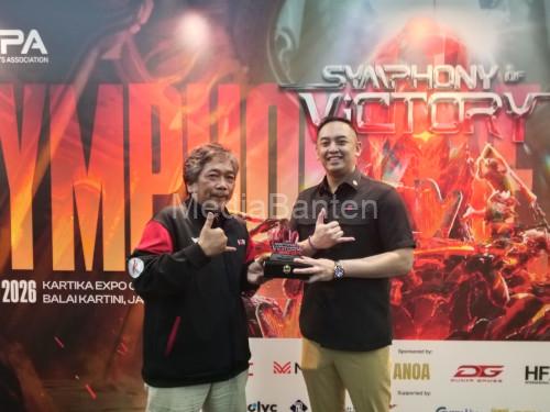Ketua Iespa Banten, Ucu Nur Arif Jauhar menerima penghargaan Provinsi Paling Kreatif. foto Istimewa