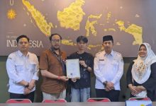 UPZ Baznas Pemprov Banten menebus ijazah kevin yang menunggak biaya sekolah. Foto Biro Adpim Banten