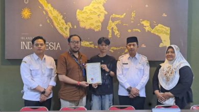 UPZ Baznas Pemprov Banten menebus ijazah kevin yang menunggak biaya sekolah. Foto Biro Adpim Banten