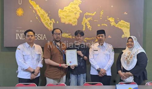 UPZ Baznas Pemprov Banten menebus ijazah kevin yang menunggak biaya sekolah. Foto Biro Adpim Banten
