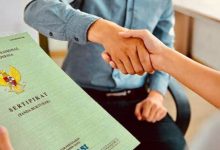 Ilustrasi penyerahan sertifikat tanah. Foto: Istimewa