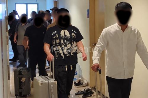 Kelima WNA yang diduga merupakan jaringan judi online internasional. Foto Antara