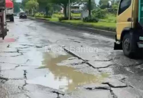 Kondisi infrastruktur jalan di JLS Kota Cilegon. Foto Daeng Yusvin