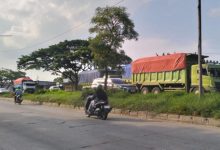 Kondisi infrastruktur JLS Cilegon dilalui truk tambang, meski ada aturan pembatasan. Foto Daeng Yusvin