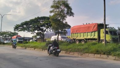 Kondisi infrastruktur JLS Cilegon dilalui truk tambang, meski ada aturan pembatasan. Foto Daeng Yusvin