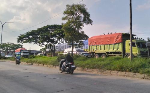 Kondisi infrastruktur JLS Cilegon dilalui truk tambang, meski ada aturan pembatasan. Foto Daeng Yusvin