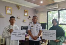 Penyerahan insentif guru ngaji dari Pemkab Tangerang. foto: Web Pemkab Tangerang