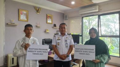 Penyerahan insentif guru ngaji dari Pemkab Tangerang. foto: Web Pemkab Tangerang