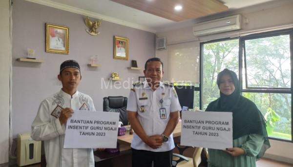 Penyerahan insentif guru ngaji dari Pemkab Tangerang. foto: Web Pemkab Tangerang