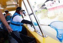 Intan Nurul Hikmah, Wakil Bupati Tangerang tengah menyerok sampah di Sungan Tanjung Burung. Foto: Antara