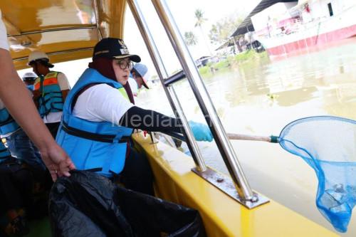 Intan Nurul Hikmah, Wakil Bupati Tangerang tengah menyerok sampah di Sungan Tanjung Burung. Foto: Antara