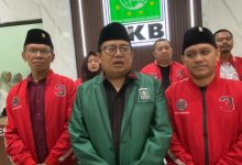 Irvansyah dari PDIP dikenakan jaket PKB saat melamar Bacwabup di PK Kab Tangerang. Foto: Iqbal Kurnia
