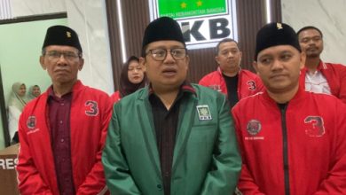 Irvansyah dari PDIP dikenakan jaket PKB saat melamar Bacwabup di PK Kab Tangerang. Foto: Iqbal Kurnia