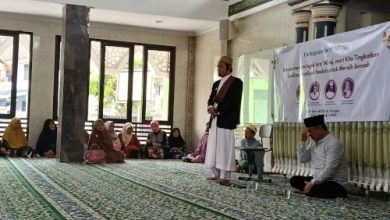 Warga Perumahan Taman Lopang Indah, Kota Serang menggelar peringatan Isra Miraj. Foto Yono