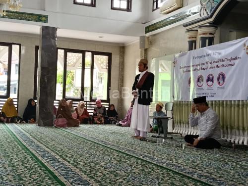 Warga Perumahan Taman Lopang Indah, Kota Serang menggelar peringatan Isra Miraj. Foto Yono