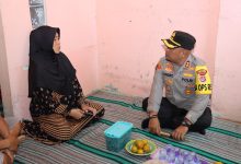 Kapolres Serang, AKBP Candra Sasongko kunjungi keluarga almarhum anggota Linmas TPS 13. Foto: Yono