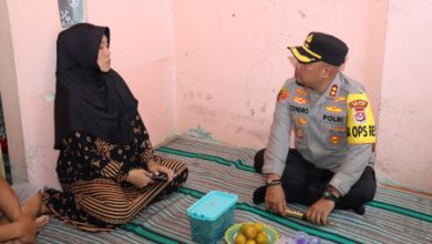 Kapolres Serang, AKBP Candra Sasongko kunjungi keluarga almarhum anggota Linmas TPS 13. Foto: Yono
