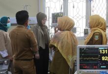 Alfi Rizki Aghina Robinsar, istri Wali Kota Cielgon yang juga Ketua PKK menjenguk bayi terlantar. Foto Daeng Yusvin
