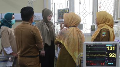 Alfi Rizki Aghina Robinsar, istri Wali Kota Cielgon yang juga Ketua PKK menjenguk bayi terlantar. Foto Daeng Yusvin