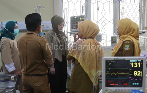 Alfi Rizki Aghina Robinsar, istri Wali Kota Cielgon yang juga Ketua PKK menjenguk bayi terlantar. Foto Daeng Yusvin