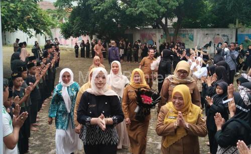 Alfi Rizki Agnia Robinsar, istri Walikota Cilegon atau Ketua PKK mengajak generasi muda mencintai budaya lokal. Foto Daeng Yusvin