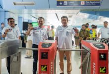 Penggunaan Jakcard Bank DKI untuk tiket perjalanan KRL. Foto: Diskominfo DKI Jakarta