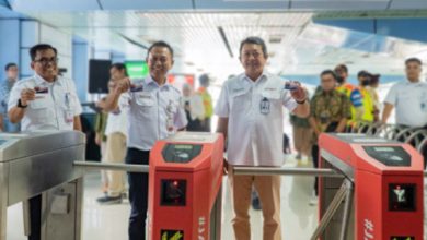 Penggunaan Jakcard Bank DKI untuk tiket perjalanan KRL. Foto: Diskominfo DKI Jakarta