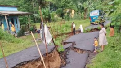 Jalan menuju Kawasan Wisata Baduy, Kabupaten Lebak amblas usai hujan lebat. Foto: Antara