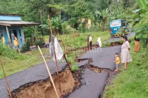 Jalan menuju Kawasan Wisata Baduy, Kabupaten Lebak amblas usai hujan lebat. Foto: Antara