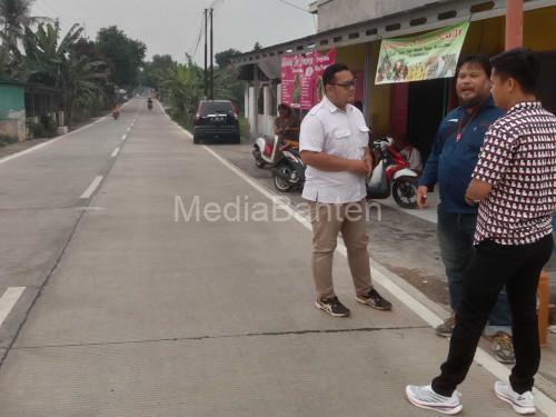 Para pegawai DPUPR Provinsi Banten tengah mencek kondisi ruas Jalan Baros - Petir. Foto: Budi Wahyu Iskandar