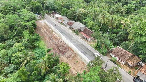 Jalan Beton Cipicung-Muncul dilihat dari atas. Foto: Budi Wahyu Iskandar