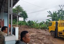 Jalan Raya Palima-Carenag, jalan alternatif ke daerah wisata putus akibat longsor. foto: Antara