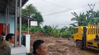 Jalan Raya Palima-Carenag, jalan alternatif ke daerah wisata putus akibat longsor. foto: Antara