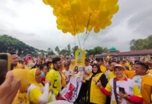 Jalan Sehat Ceria Partai Golkar Kota Serang di Alun-alun. Foto: Aden Hasanudin