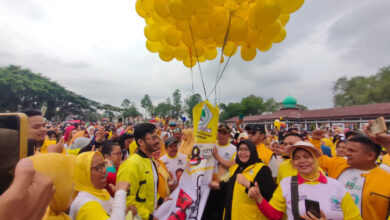 Jalan Sehat Ceria Partai Golkar Kota Serang di Alun-alun. Foto: Aden Hasanudin