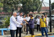 Kepala Dinas PUPR Banten, Arlan Marzan meninjau salah satu lokasi jalan padat karya. Foto: Budi Wahyu Iskandar