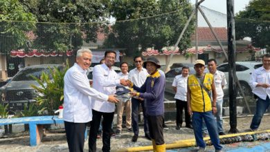 Kepala Dinas PUPR Banten, Arlan Marzan meninjau salah satu lokasi jalan padat karya. Foto: Budi Wahyu Iskandar